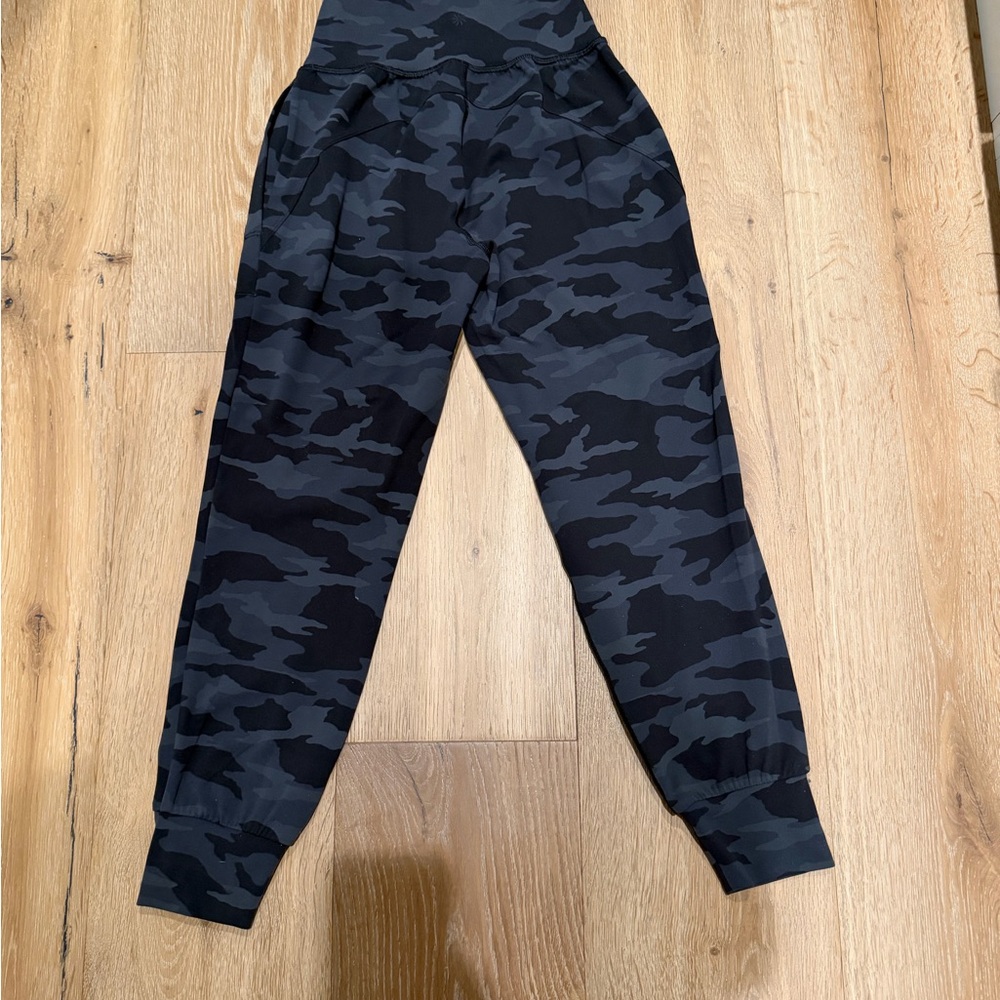 Athleta Kids Black & Gray Camo Joggers